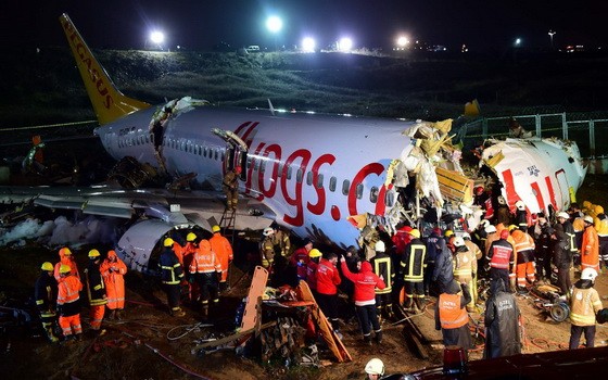 飛馬航空公司客機5日在機場硬著陸，已造成3人死亡，另有179人受傷。（圖源：AFP）