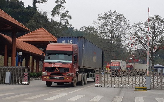 停滯的火龍果集裝箱卡車已於5日下午獲通關運往中方。（圖源：文演）