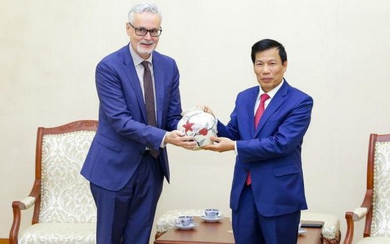 文體與旅遊部長阮玉善（右）向德國駐越南特命全權大使吉多‧希爾德納贈送紀念品。（圖源：明慶）