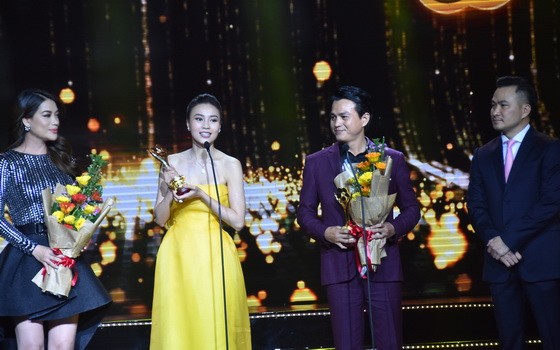 高明達（右二）奪得自己演藝事業上的第一個獎項2019年《黃梅獎》。