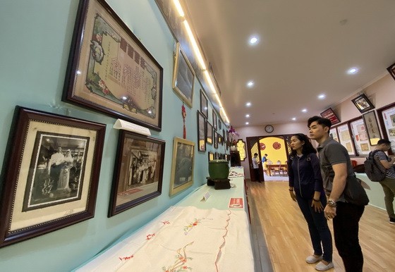 華人青年觀看懷舊物品展。