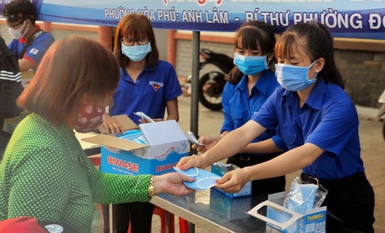 土龍木市共青團員向參加天后宮廟會 群眾派發口罩以防控疫病。