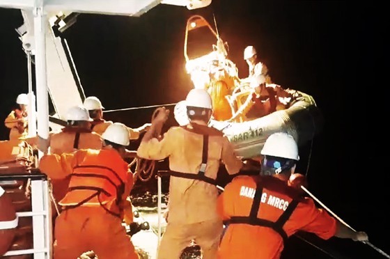 “SAR 412”號救護船上的救護隊員們開展救護工作。（圖源：玉威）
