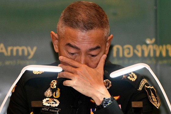 泰國陸軍總司令阿披叻週二在曼谷記者記者會交代上週六發生的致命槍擊案時，感到非常內疚，流下了淚水。他希望公眾不要怪罪於整個軍隊，要怪的話，就怪他一人。 （圖源：路透社）