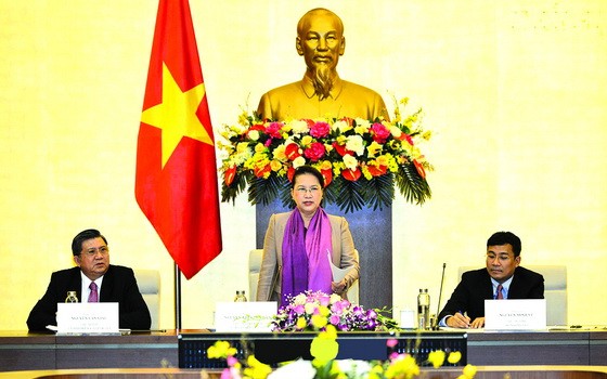 國會主席阮氏金銀（中）在會上發言。（圖源：互聯網）