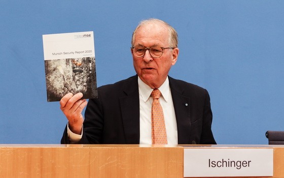 慕尼黑安全會議主席沃爾夫岡‧伊申格爾出席新聞發佈會。
