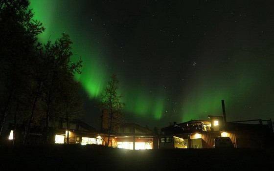在冰島觀看北極光。（圖源：互聯網）