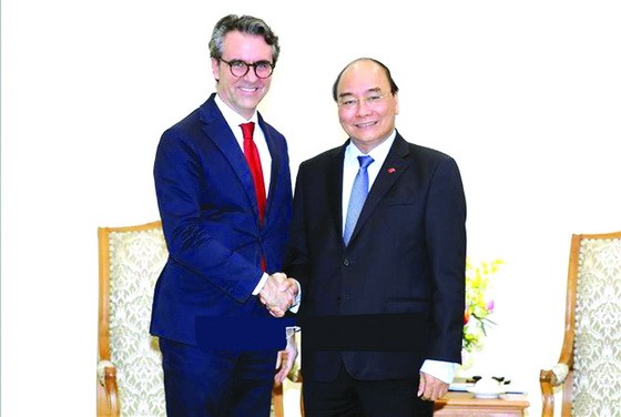 政府總理阮春福（右）接見歐盟駐越大使。（圖源：越通社）