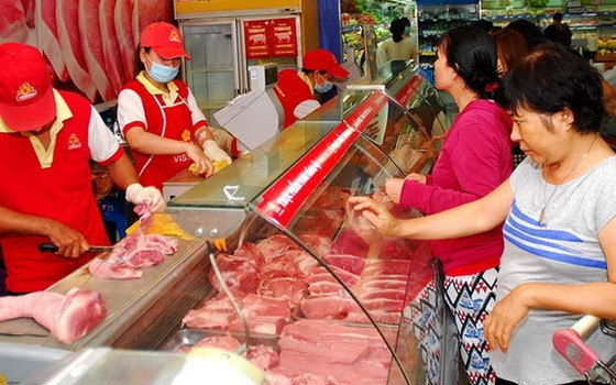 消費者在超市裡購買豬肉。（示意圖源：黃江）