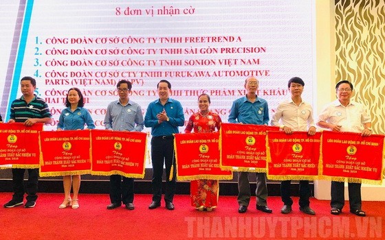 市勞動聯團副主席喬玉宇（左四）向取得出色成績的集體頒發競賽錦旗。（圖源：市黨部新聞網）