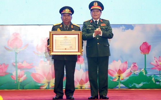 越南國防部長吳春歷大將（右）向老撾國防部長占沙蒙‧占雅拉大將頒授一等獨立勳章。