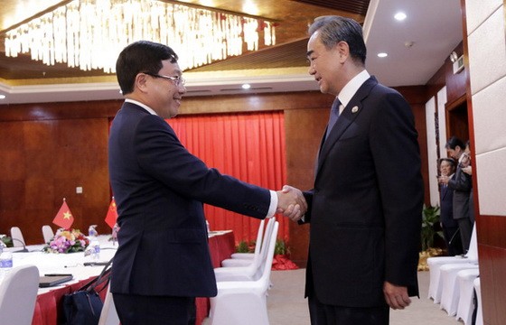 政府副總理、外交部長范平明（左）在老撾萬象會見中國國務委員、外交部長王毅。