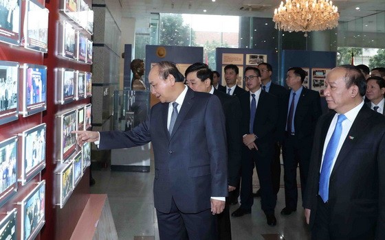 政府總理阮春福觀看電台的圖片展。（圖源：越通社）