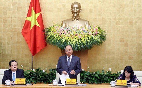 政府總理阮春福（中）主持會議並發表講話。（圖源：越通社）