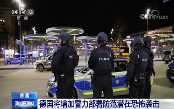 德國警察在發生槍擊案的一處現場附近警戒。（圖源：CCTV視頻截圖）