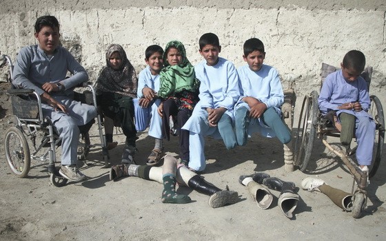 圖為 2月22日在阿富汗楠格哈爾省賈拉拉巴德拍攝的一群殘疾兒童。（圖源：新華社）
