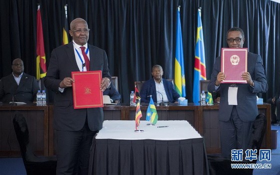 2月21日，烏干達外交部長庫泰薩（左）和盧旺達外交部長比魯塔（右）在兩國之間的加圖納-卡圖納邊境通道簽署引渡條約後拍照。（圖源：新華社）