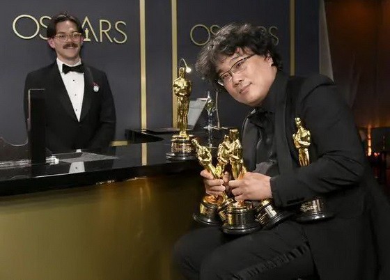 《寄生獸》導演奉俊昊（右）成為今年奧斯卡的大贏家。（圖源：互聯網）