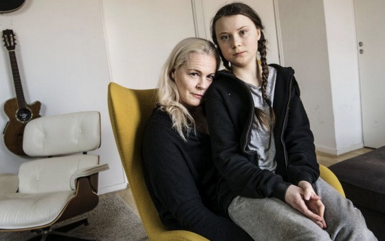 瑞典“環保少女”格蕾塔⋅桑伯格坐在母親懷裡。（圖源：Sputnik）
