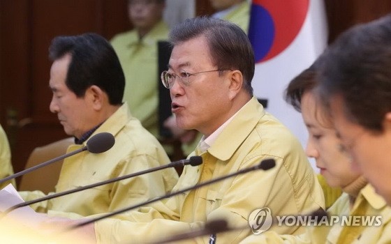 2月23日，在韓國中央政府首爾辦公樓，文在寅（左二）在新冠病毒疫情對策會議上發言。 （圖源：韓聯社）