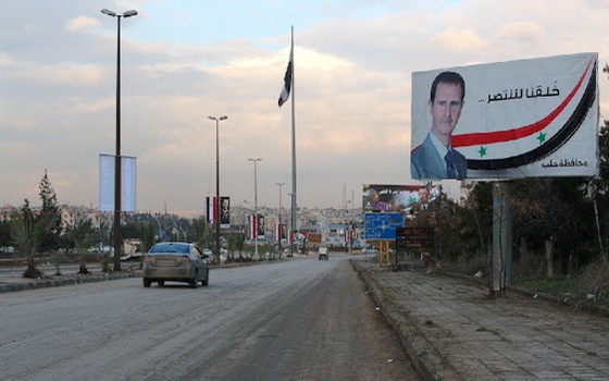2月22日，車輛在連接敘利亞首都大馬士革和北部重鎮阿勒頗之間的公路上向阿勒頗方向行駛。（圖源：新華社）