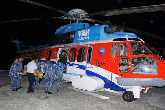 醫院航空急救組飛往長沙群島並將性命危殆的2名漁民送回岸急救。（圖源：雲山）