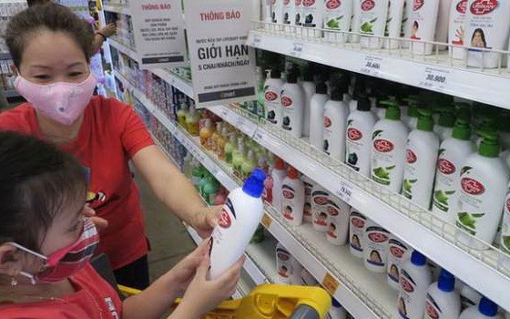 消費者在舊邑郡超市給孩子選購洗手液。