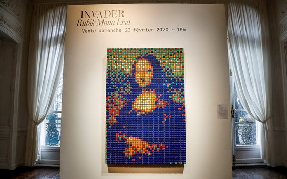 法國街頭藝術家“Invader”用330個魔方組成了如馬賽克圖案般的“蒙娜麗莎”。（圖源：互聯網）