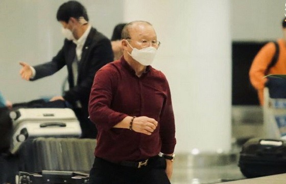 國家足球選手隊主教練朴恆緒於本月23日晚上在內牌國際機場入境越南。（圖源：互聯網）