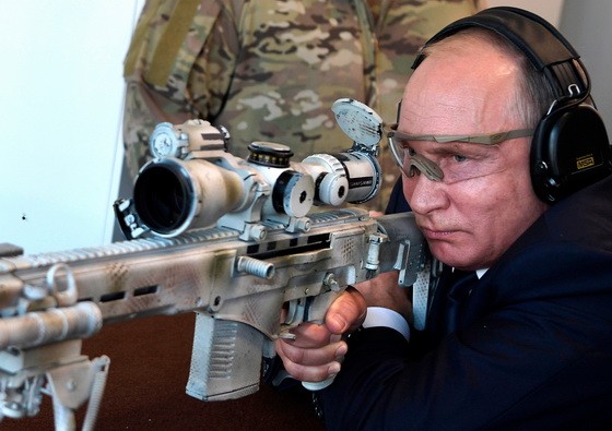 圖為俄羅斯總統普京測試新型狙擊步槍。（圖源：AP）