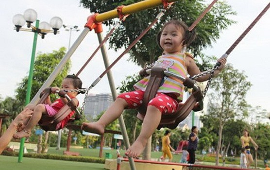 小朋友在嘉定公園裡玩鞦韆。（圖源：芳蓉）