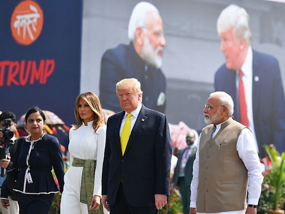印度總理莫迪（ 右一） 在機場迎接美國總統特朗普。（圖源：Forbes India）