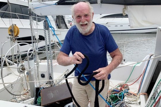 81歲老人哈特菲爾德在獨自環球航行295天之後，於22日回到該國黃金海岸港口。（圖源：互聯網）