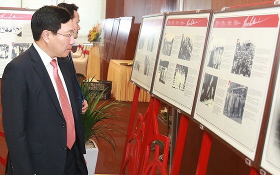 副總理、外交部長范平明參觀推崇胡伯伯圖片展。（圖源：海明）
