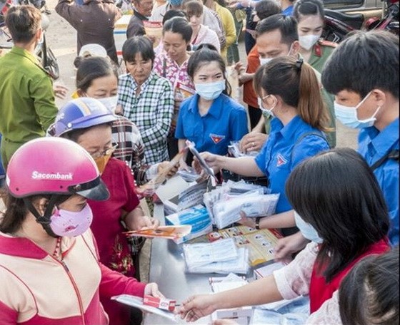 西寧省共青團團員向當地民眾免費派發口罩和洗手液。（圖源：互聯網）