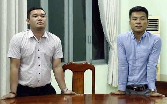 涉案的兩名嫌犯阮清雄（左）與黃英歡站立著聽取執法警員宣讀逮捕令。（圖源：T.D）