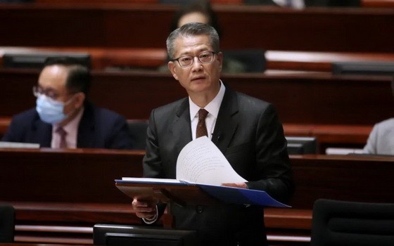 香港特區政府財政司司長陳茂波26日發表新一份財政預算案，宣佈向18歲或以上的香港永久性居民發放1萬元。（圖源：互聯網）