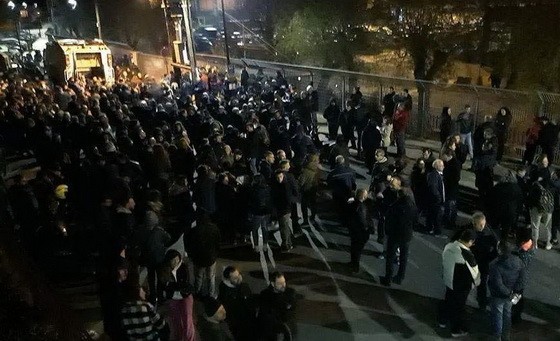 希臘居民堵路阻止新建難民營，防暴警察出動催淚瓦斯開道。（圖源：互聯網）