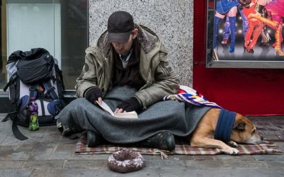 一名流浪漢與他的黃狗在倫敦街頭上乞討。（圖源：互聯網）