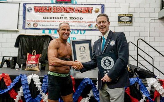 喬治‧胡德(George Hood)在一家健身房內堅持平板支撐超過8個小時，最終以8小時15分15秒的成績打破了吉尼斯世界紀錄。（圖源：互聯網）