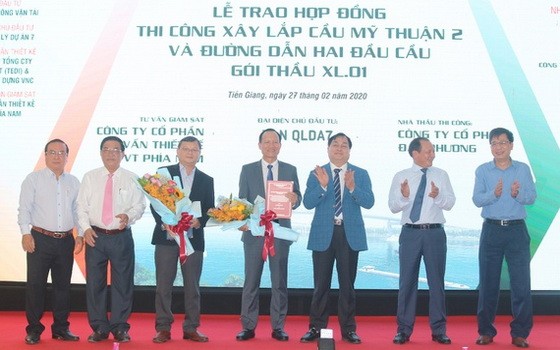 交通運輸部副部長阮日向各承包單位移交施工合同。（圖源：英明）