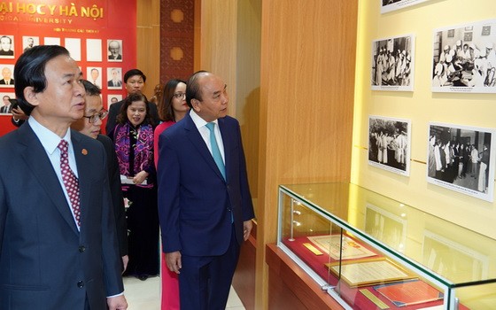 政府總理阮春福（右一）觀看河內醫科大學圖片展。（圖源：光孝）