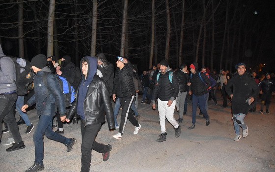 大批難民和移民連夜從土耳其向希臘邊境方向涌去。（圖源：互聯網）
