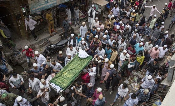 2月29日，在印度首都新德里，人們為一名在首都地區騷亂中喪生的受害者舉行葬禮。（圖源：新華社）