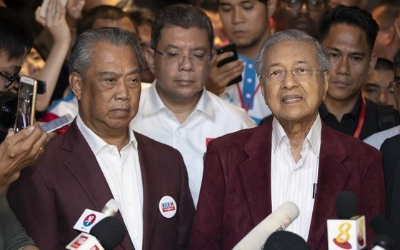 馬來西亞最高元首任命土著團結黨主席毛希丁（左）出任新總理。（圖源：AP）