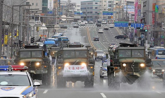 韓軍車2月29日在大邱街頭噴灑消毒劑。（圖源：AFP）