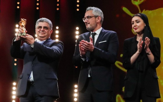 2月29日，在德國首都柏林，獲得最佳影片金熊獎的影片《無邪》製片人卡韋赫·法納姆（左）、法爾扎德·帕克（中）與導演穆罕默德·拉蘇洛夫的女兒巴蘭·拉蘇洛夫在頒獎儀式上慶祝獲獎。