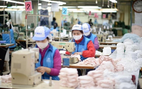 Vinatex所屬東春紡織公司致力投入優質口罩生產，滿足國內防疫所要的口罩需求。（圖源：同春公司）