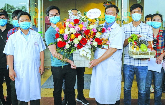中央熱帶病醫院為30名從武漢回國的越南公民辦理出院手續後贈送祝賀鮮花。（圖源：互聯網）