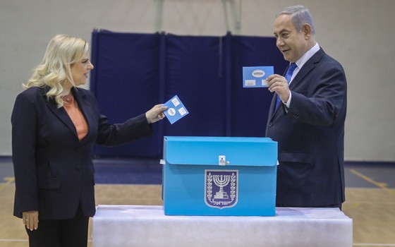 3月2日，在耶路撒冷一個投票站，以色列總理內塔尼亞胡（右）與夫人薩拉·內塔尼亞胡投票。（圖源：新華社）